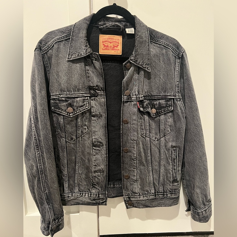 Womens Levi faded black jean jacket small
